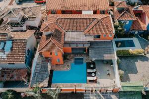 an aerial view of a house with a swimming pool at Pousada Sabledor in Búzios