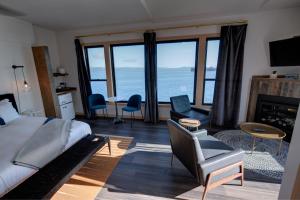TV a/nebo společenská místnost v ubytování Bowline Hotel
