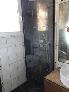 La salle de bains est pourvue d'une douche et d'un lavabo. dans l'établissement Latitudes 43, à Porquerolles