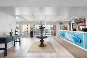 un salon avec des murs bleus et blancs et une table dans l'établissement Pacific Edge Oceanfront Hotel, à Laguna Beach
