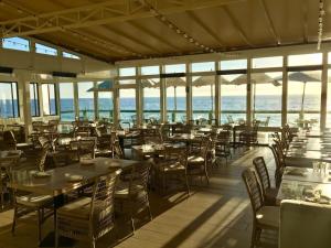 un ristorante con tavoli e sedie e l'oceano di Pacific Edge Oceanfront Hotel a Laguna Beach