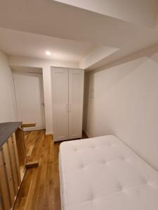 an empty room with a bed and a closet at Pearl of Duved in Duved