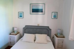 - une chambre avec un lit, 2 tables de nuit et 2 lampes dans l'établissement Faro Beach House, à Faro