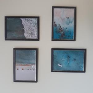 un gruppo di immagini incorniciate su un muro di La Violetta a Camerano
