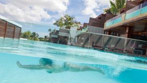 Bazén v ubytování Essenza Hotel nebo v jeho okolí