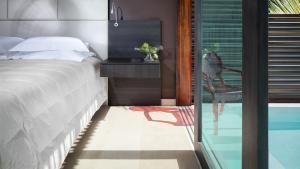Bazén v ubytování Essenza Hotel nebo v jeho okolí