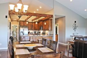 セバービルにあるPet-Friendly Smoky Mountain Retreat with Game Room!のテーブルと椅子のあるキッチンとダイニングルーム