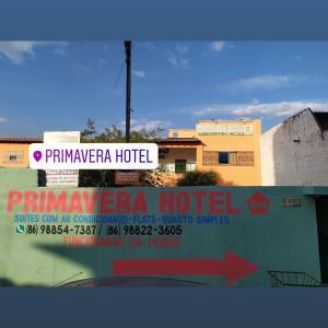 特雷西纳Primavera Hotel的建筑物侧面的酒店标志