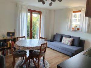Waldenbuch的住宿－Komfort Appartement Panoramaweg，客厅配有桌子和沙发