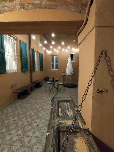 una habitación con una cadena colgando de la puerta de un edificio en Il Sitarein, en Bolonia