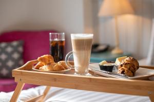 ein Tablett mit Gebäck und ein Glas Milch auf dem Tisch in der Unterkunft Emmet Hotel in Clonakilty