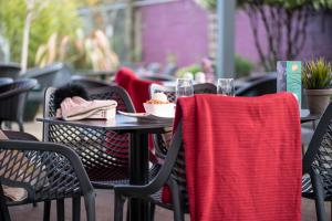 uma mesa com um prato de comida por cima em Emmet Hotel em Clonakilty