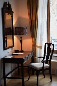 提比里斯的住宿－Octava Boutique Hotel，一张桌子、椅子、灯和镜子