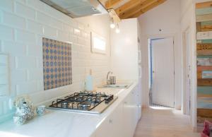a kitchen with a stove top oven in a room at CASA LUNA en Playa de El PALMAR in El Palmar