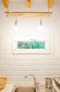 a kitchen with a sink and a window at CASA LUNA en Playa de El PALMAR in El Palmar