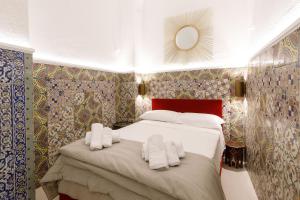 ein Schlafzimmer mit einem Bett mit zwei Handtüchern darauf in der Unterkunft Qasar Luxury Suite - in Capri's Piazzetta in Capri