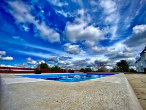 בריכת השחייה שנמצאת ב-Relax zone - Apartmani La ISA או באזור