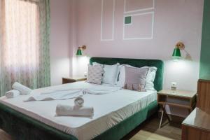 1 dormitorio con 1 cama grande y cabecero verde en Apartment in Asprovalta en Asprovalta