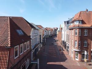 an empty street in a city with buildings at Studiowohnung 6 in Buxtehude in Buxtehude