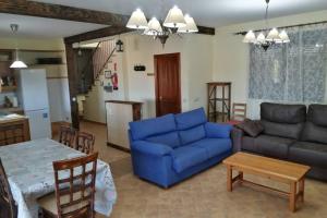 sala de estar con sofá azul y mesa en Casa CijaraRural, en Pantano de Cijara