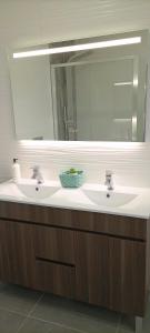 Ένα μπάνιο στο Casa incrivel Refúgio Lieva ,Piscina , Jacuzzi exterior e zona kids