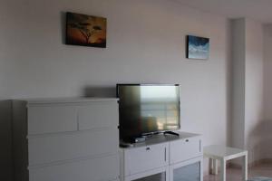 Televízia a/alebo spoločenská miestnosť v ubytovaní CHINASOL Beach