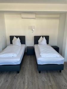 two beds in a room with at Haus Baaken in Heide