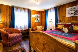 a bedroom with a bed with a teddy bear on it at Alpen Way Chalet Mountain Lodge in Evergreen