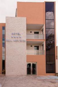 un edificio con un cartel en el costado en Hotel Real Mercedes en Mérida