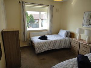 1 dormitorio con 2 camas individuales y ventana en 6 Berth House, 2 Bthrm, 2 WC, Parking, Washer, Dryer en Corby