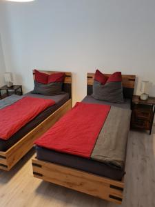 2 Betten nebeneinander in einem Zimmer in der Unterkunft Ferienwohnung Uferblick in Plaue