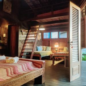 una camera con 2 letti e una scala a chiocciola di Convento Arcádia ad Atins