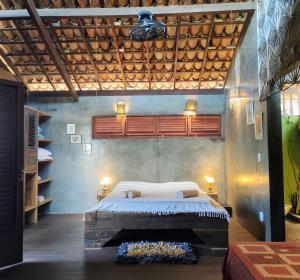 una camera da letto con un letto in una stanza di Convento Arcádia ad Atins Altre 49 foto