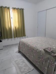 Uma cama ou camas num quarto em Casa Aconchego Guarujá
