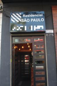 a restaurant with a sign on the front of a building at Hotel Econômico ao lado do Metrô in São Paulo
