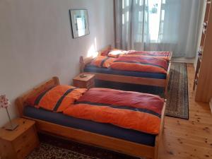 Habitación con 2 camas individuales y suelo de madera. en Haus 2 Linden en Lischow