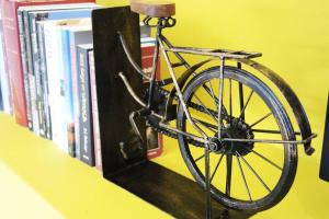 una bicicletta è su uno scaffale con libri di Birdsong Barrydale a Barrydale