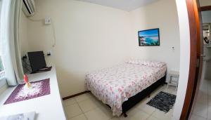 a small bedroom with a bed in a room at Casas do Preto in Guarda do Embaú
