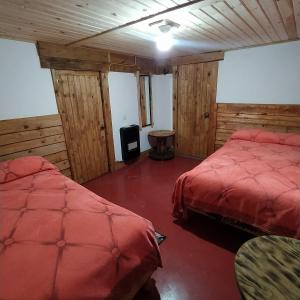 Un pat sau paturi într-o cameră la Habitaciónes estilo cabaña las Herraduras