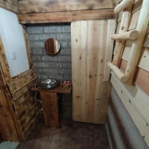 A bathroom at Habitaciónes estilo cabaña las Herraduras