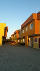 een rij gebouwen op een parkeerplaats bij Casa na praia - Balneário Gaivotas in Itanhaém