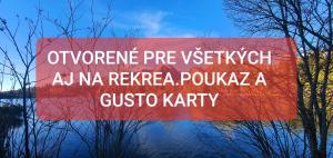 un cartello che si trova sul lato di un fiume di Apartmany Panorama 10X-90X a Štrbské Pleso