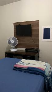 En TV eller et underholdningssystem på Hostel Assis Divinópolis