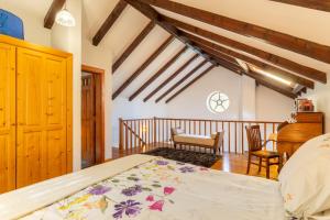 een slaapkamer met een groot bed in een kamer bij Villa Tabua in Ribeira Brava +19 foto's