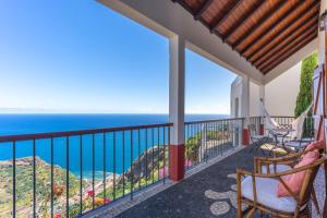 balcón con vistas al océano en Villa Tabua, en Ribeira Brava