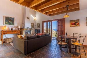 een woonkamer met een bank en een tafel bij Villa Tabua in Ribeira Brava