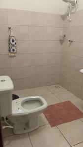 łazienka z toaletą i umywalką w obiekcie Hostel Assis Divinópolis w mieście Divinópolis