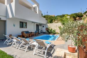 Bazén v ubytování Villa Vasiliki nebo v jeho okolí