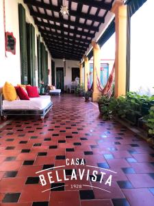 sala de estar con suelo de baldosa rojo y negro en Casa Bellavista en Villa Lía
