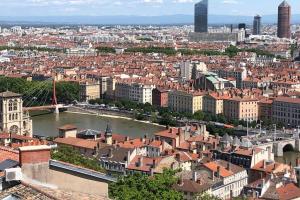 - une vue sur une ville avec une rivière et des bâtiments dans l'établissement Côté Cour Lyon Part Dieu, à Lyon